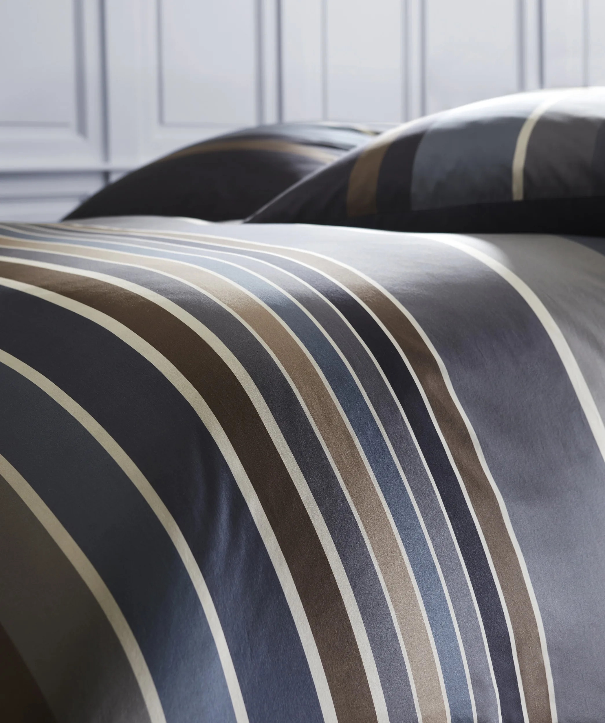 Black Premium Schweizer Satin Braun-Blau – Detail