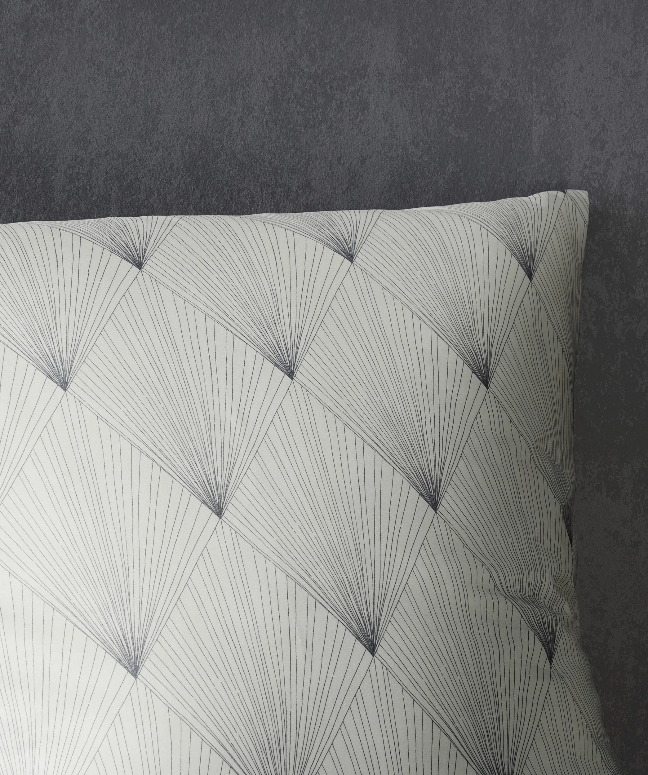 Black Premium Schweizer Satin Creme – Detail
